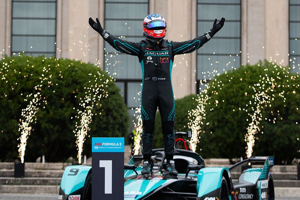 El ganador de la carrera Mitch Evans, de Jaguar Racing, celebra en el parc ferme