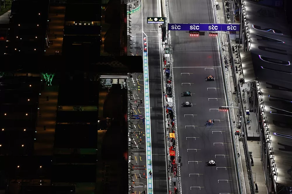 Los pilotos practican sus procedimientos de salida al final de la FP2