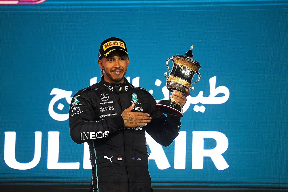 Le troisi&egrave;me Lewis Hamilton, Mercedes-AMG, avec son troph&eacute;e