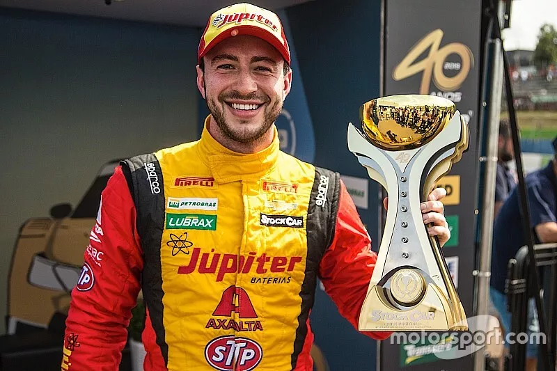 Gabriel Casagrande exibe trof&eacute;u de pole position da etapa de Cascavel