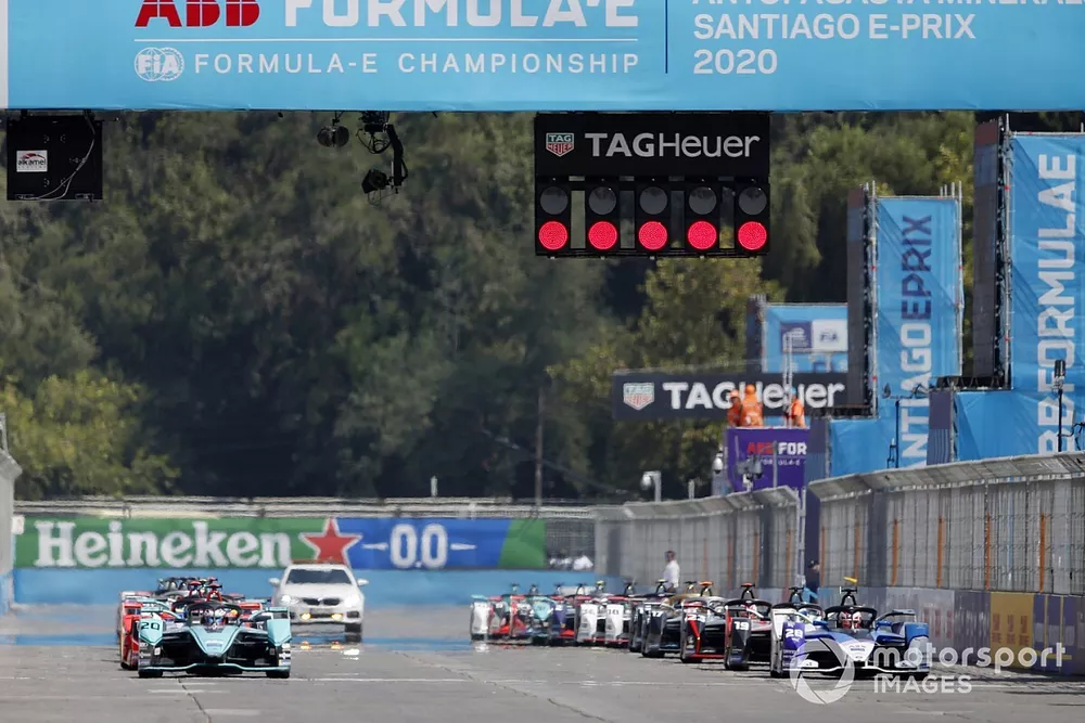 Mitch Evans, Jaguar Racing, Jaguar I-Type 4, Maximilian G&uuml;nther, BMW I Andretti Motorsports, BMW iFE.20, at the start of the race