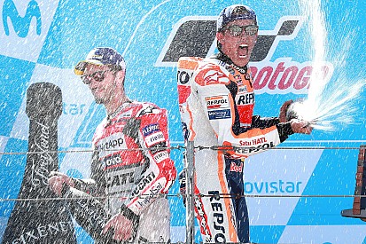 Márquez vence a Dovizioso en Aragón y avanza hacia el título
