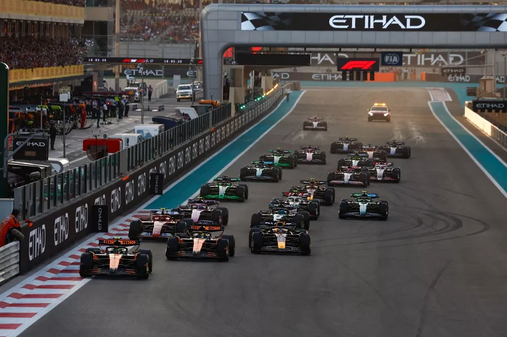 Lando Norris, McLaren MCL38, Oscar Piastri, McLaren MCL38, Max Verstappen, Red Bull Racing RB20, Carlos Sainz, Ferrari SF-24, Pierre Gasly, Alpine A524, the rest of the field at the start