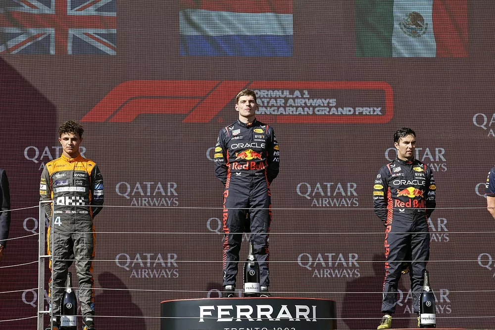 Podio: segundo lugar Lando Norris, McLaren, ganador Max Verstappen, Red Bull Racing, tercer lugar Sergio P&eacute;rez, Red Bull Racing