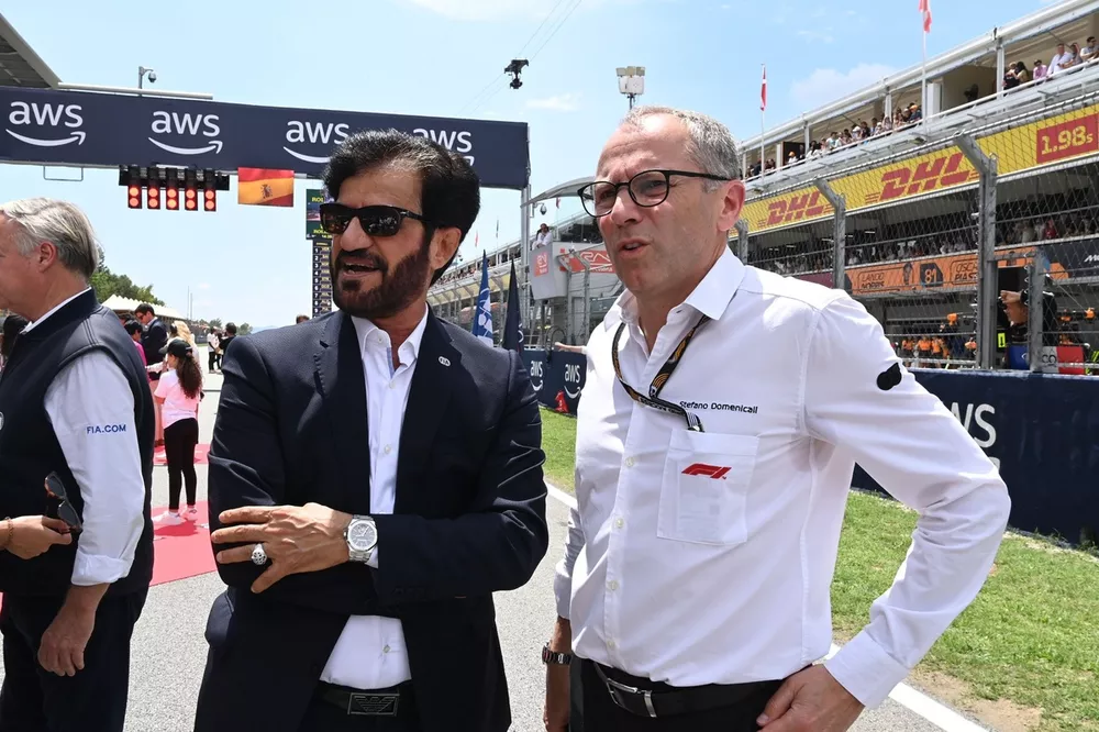 Mohammed bin Sulayem, Presidente de la FIA, y Stefano Domenicali, Director General de la F&oacute;rmula 1, en la parrilla de salida.