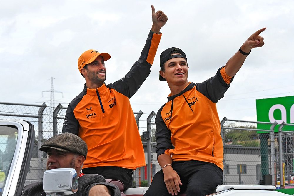Lando Norris, McLaren, Daniel Ricciardo, McLaren, en el desfile de pilotos