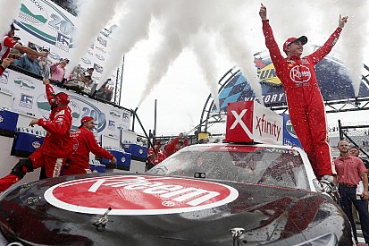 Bell segura Custer no fim e vence em Dover