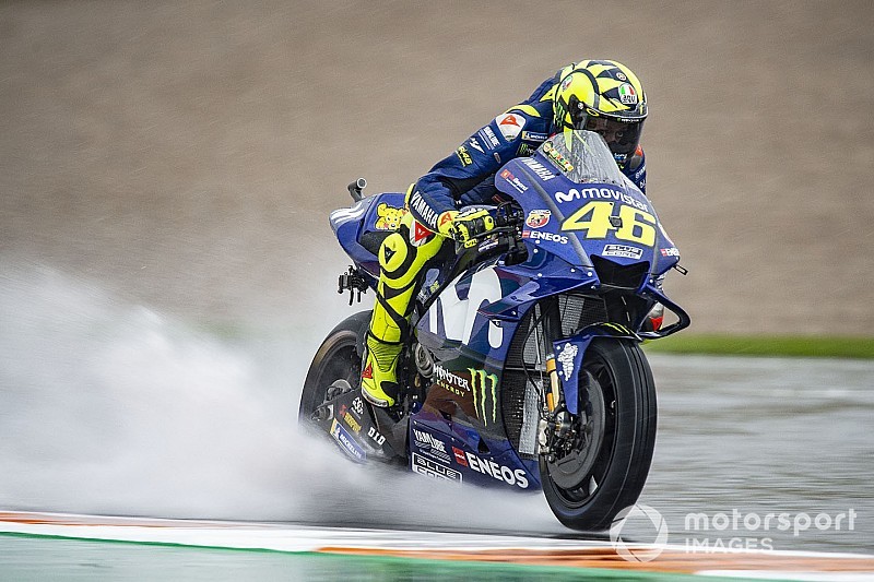 MotoGPバレンシア:ロッシ猛追の中、コンディション悪化で赤旗中断
