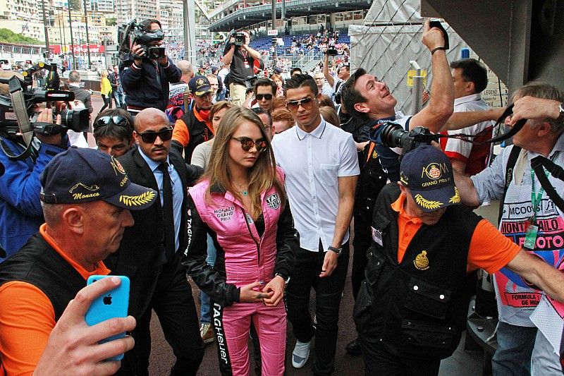 (De izquierda a derecha): Cara Delevingne, Modelo con Cristiano Ronaldo, jugador del Real Madrid f&uacute;tbol