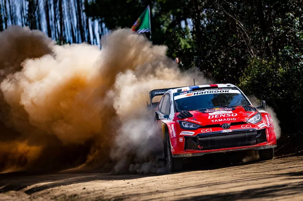 WRC Portugal 2026: Sébastien Ogier sigue en el barro y retoma el liderato