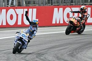 Alex Márquez se lleva la victoria en la última sprint de la temporada 2025 de MotoGP