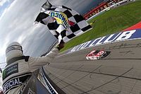 Kyle Larson gana en la Auto Club 400; Su&aacute;rez se mete al Top 10