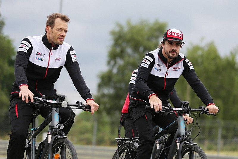 Alexander Wurz, Fernando Alonso, Toyota Gazoo Racing en bici por el circuito