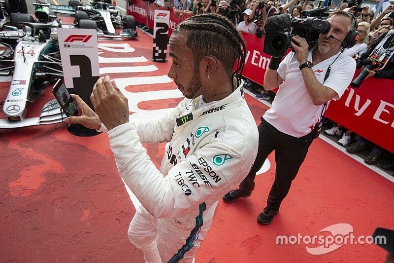 El ganador de la carrera Lewis Hamilton, Mercedes-AMG F1 celebra con una selfie en parc ferme