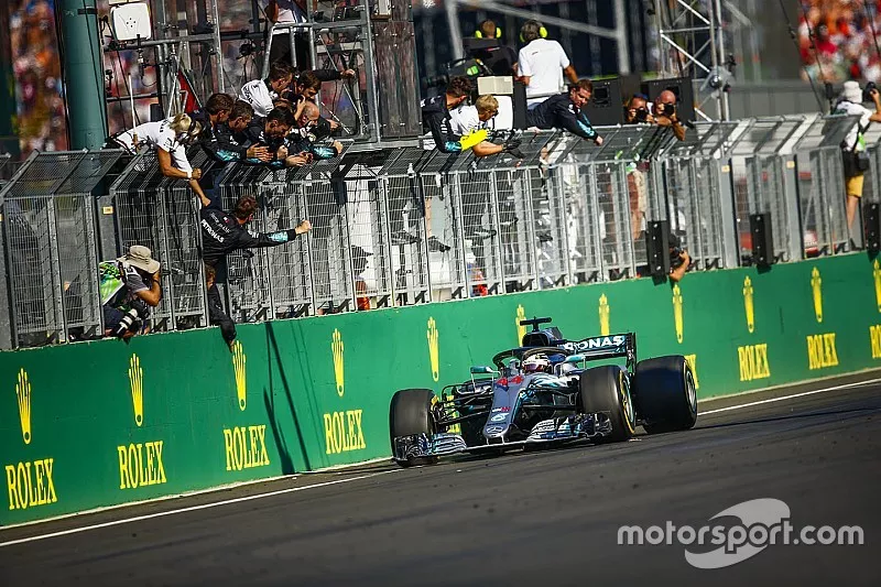 Le vainqueur Lewis Hamilton, Mercedes AMG F1 W09, passe sous le drapeau &agrave; damier