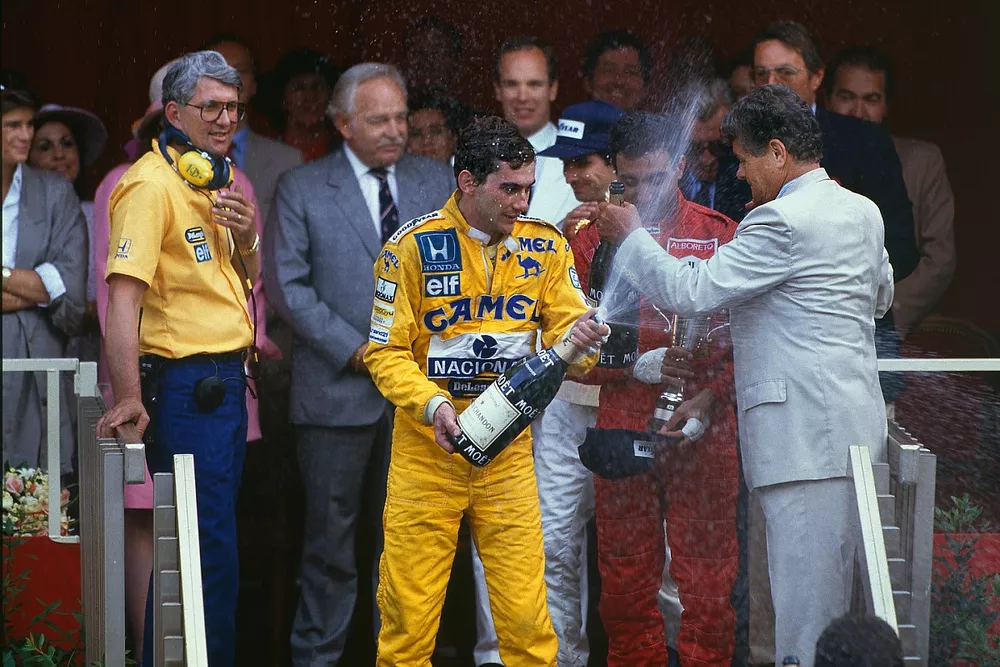 Podium: race winner Ayrton Senna, Team Lotus with Lotus boss Peter Warr, who collected the constructors trophy