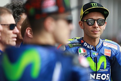 En délicatesse avec le pneu avant, Rossi recherche une demi-seconde