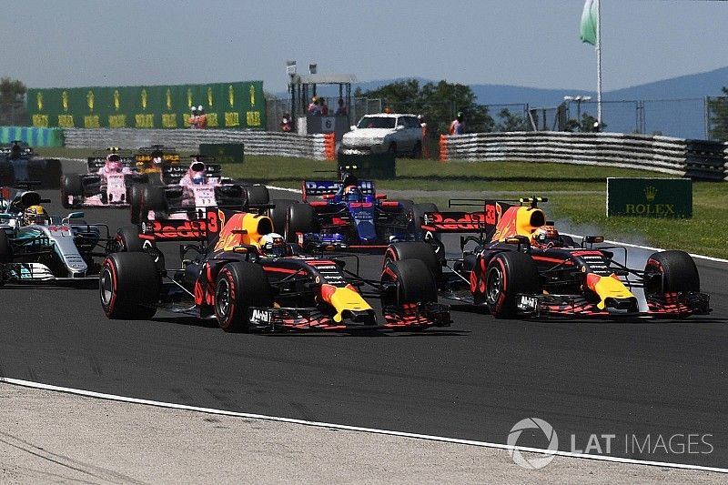 Daniel Ricciardo, Red Bull Racing RB13 y Max Verstappen, Red Bull Racing RB13 al inicio de la carrer