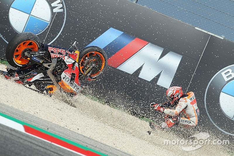 Marquez, kazadan sonra gözüne kaçan taşla piste çıkmış