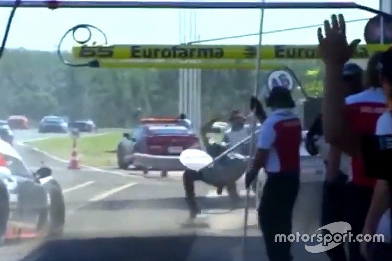 VÍDEO: Acidente fere três mecânicos em prova da Stock Light
