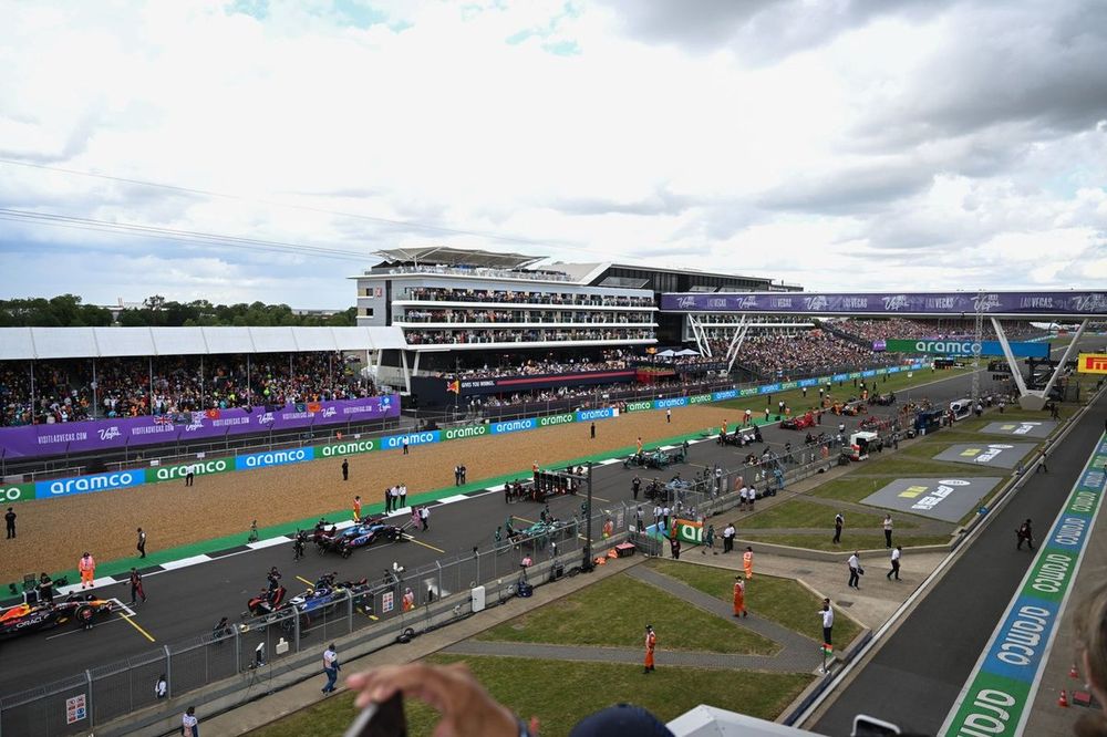 Los mecánicos se retiran de la parrilla al inicio de la vuelta de formación