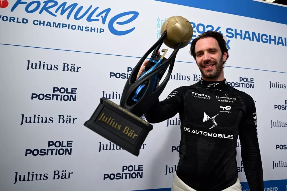 Jean-Eric Vergne, DS Penske, with the Julius Baer Pole Position Award 