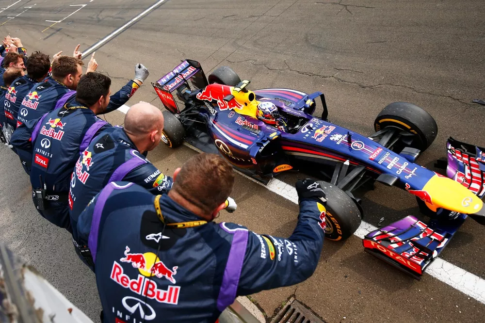 Le vainqueur Daniel Ricciardo, Red Bull Racing RB10 Renault, passe la ligne d'arrivée sous les célébrations de son équipe