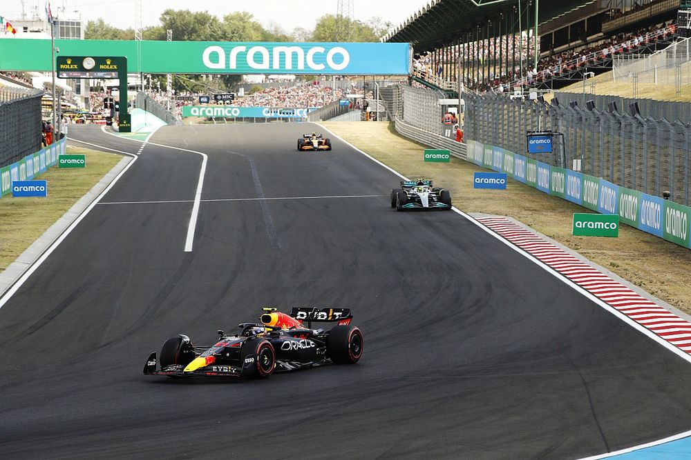 Sergio P&eacute;rez, Red Bull Racing RB18, Lewis Hamilton, Mercedes W13, Lando Norris, McLaren MCL36