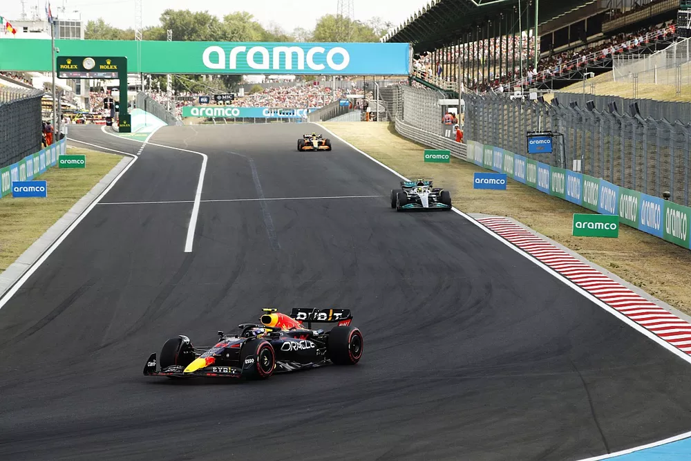 Sergio P&eacute;rez, Red Bull Racing RB18, Lewis Hamilton, Mercedes W13, Lando Norris, McLaren MCL36