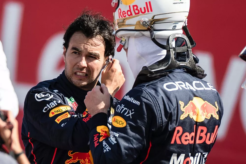 Le top 3 des qualifications Sergio Perez, Red Bull Racing, Max Verstappen, Red Bull Racing, et le poleman Charles Leclerc, Ferrari, sur la grille