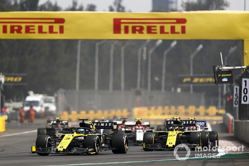 Daniel Ricciardo, Renault R.S.19, leads Nico Hulkenberg, Renault R.S. 19, and Antonio Giovinazzi, Alfa Romeo Racing C38
