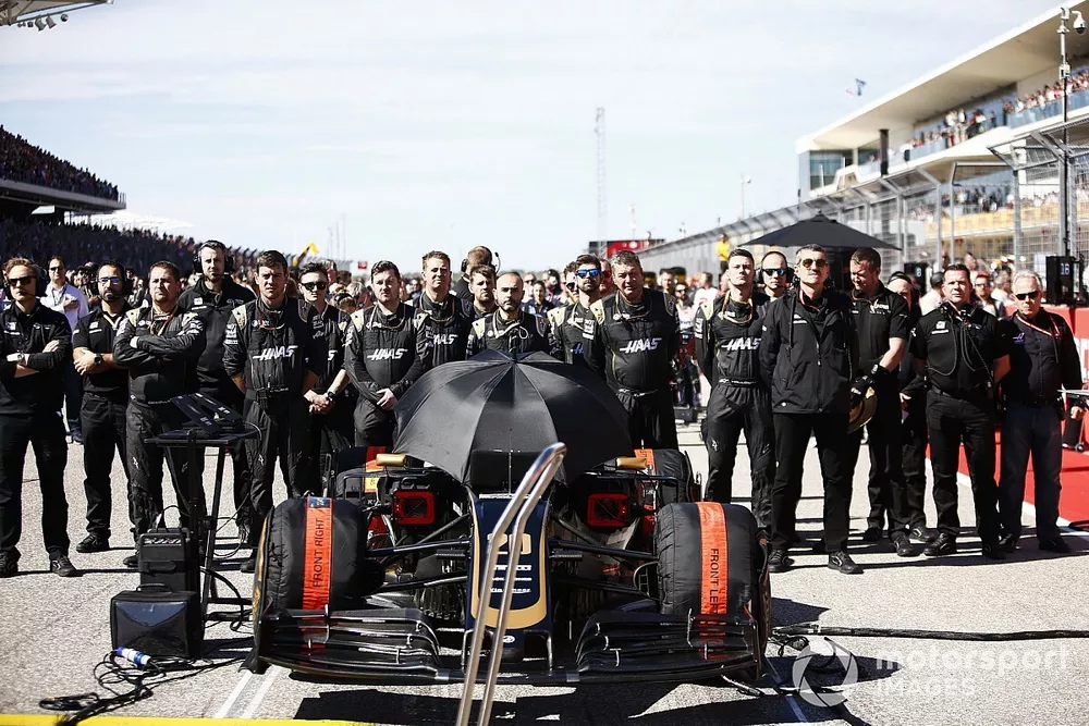 Les m&eacute;caniciens sur la grille avec la voiture de Kevin Magnussen, Haas F1 Team VF-19