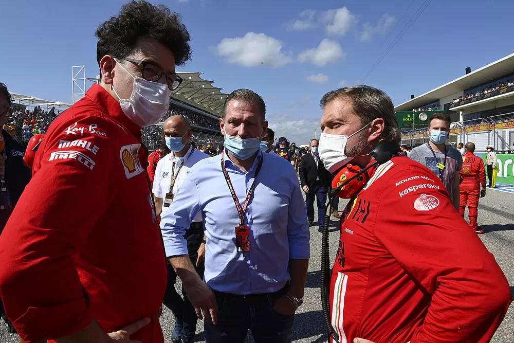 Mattia Binotto, director del equipo Ferrari, y Jos Verstappen en la parrilla