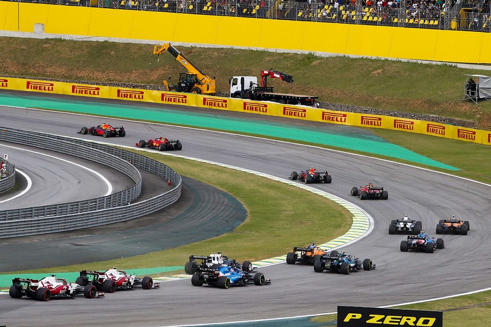 Max Verstappen, Red Bull Racing RB16B, Carlos Sainz Jr., Ferrari SF21, Sergio P&eacute;rez, Red Bull Racing RB16B, Charles Leclerc, Ferrari SF21, y el resto del grupo en la primera vuelta