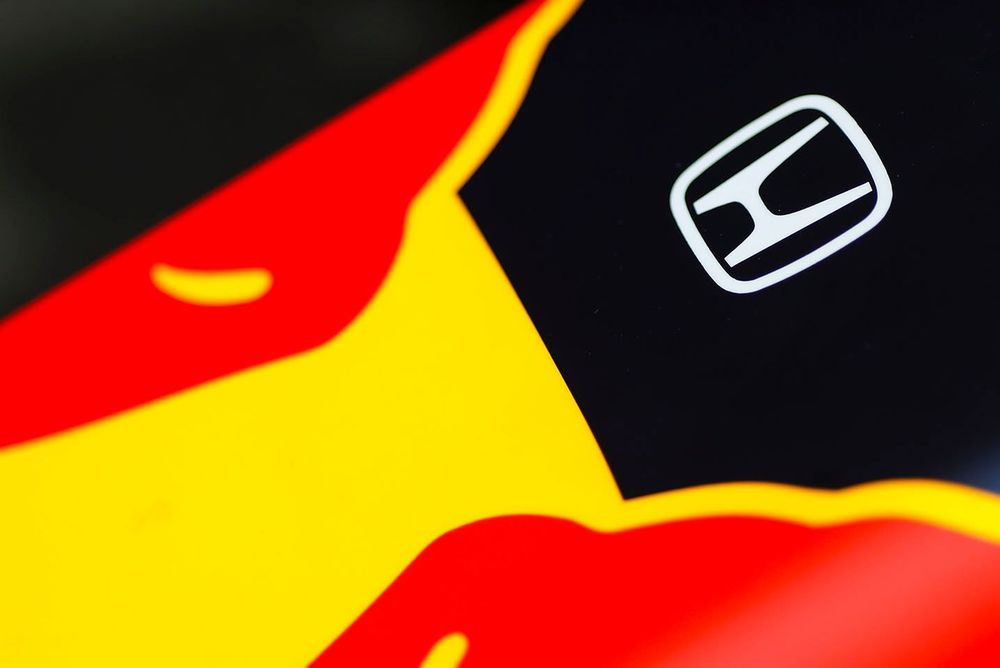 Un logo de Honda en el Red Bull