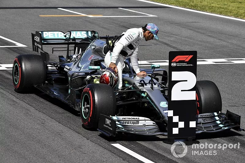 Lewis Hamilton, Mercedes AMG F1, inspecte sa voiture apr&egrave;s les qualifs