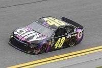 Johnson causa acidente e vence prova amistosa em Daytona