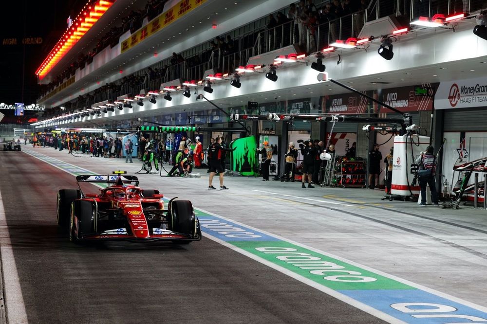 Carlos Sainz, Ferrari SF-24, in the pit lane