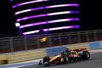 Piastri y Norris dominan una FP2 con susto para Alonso en Bahrein