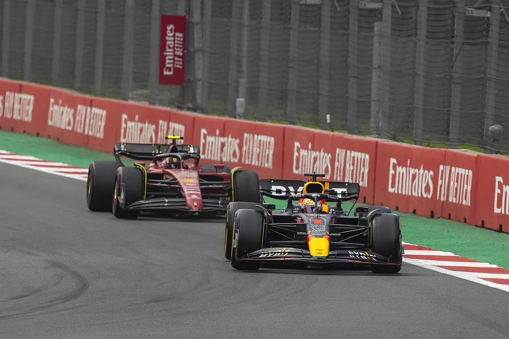 Max Verstappen, Red Bull Racing RB18, Carlos Sainz, Ferrari F1-75
