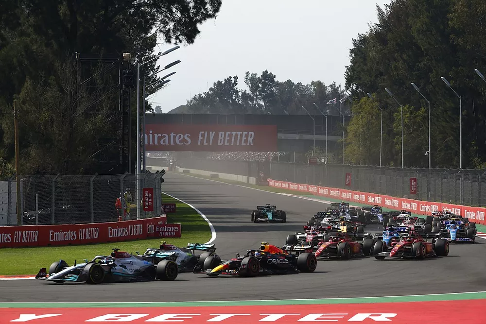 George Russell, Mercedes W13, Lewis Hamilton, Mercedes W13, Sergio Perez, Red Bull Racing RB18, Charles Leclerc, Ferrari F1-75, Carlos Sainz, Ferrari F1-75, the remainder of the field at the start