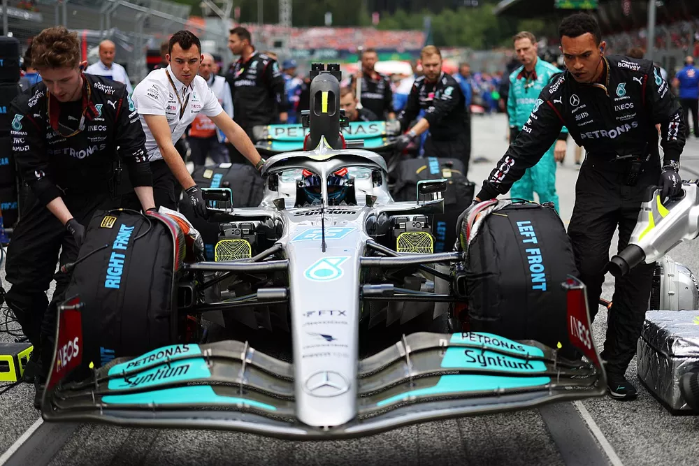 George Russell, Mercedes W13, arrives on the grid