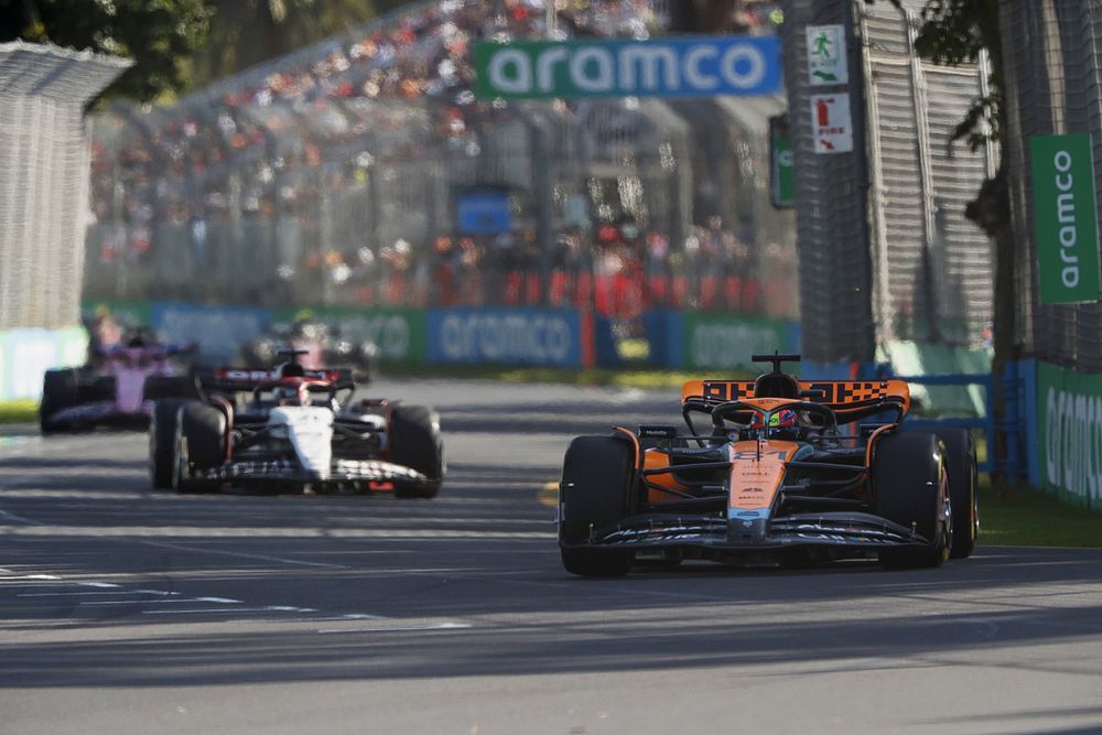 Oscar Piastri, McLaren MCL60, Nyck de Vries, AlphaTauri AT04