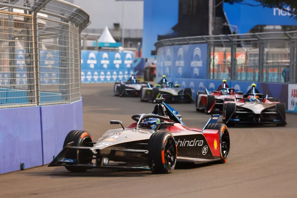 Lucas di Grassi, Mahindra Racing, Mahindra M9Electro leads Roberto Merhi, Mahindra Racing, Mahindra M9Electro