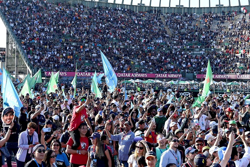 Fans invaden el circuito tras la carrera