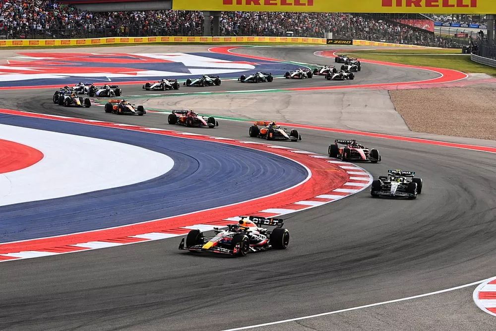 Max Verstappen, Red Bull Racing RB19, Lewis Hamilton, Mercedes F1 W14, Charles Leclerc, Ferrari SF-23, Lando Norris, McLaren MCL60, the rest of the field on the opening lap