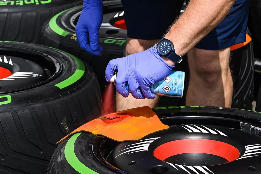 Los neum&aacute;ticos Pirelli se marcan en el paddock