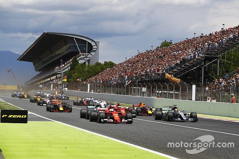 Sebastian Vettel, Ferrari SF70H, Lewis Hamilton, Mercedes AMG F1 W08, l&iacute;deres de la carrera