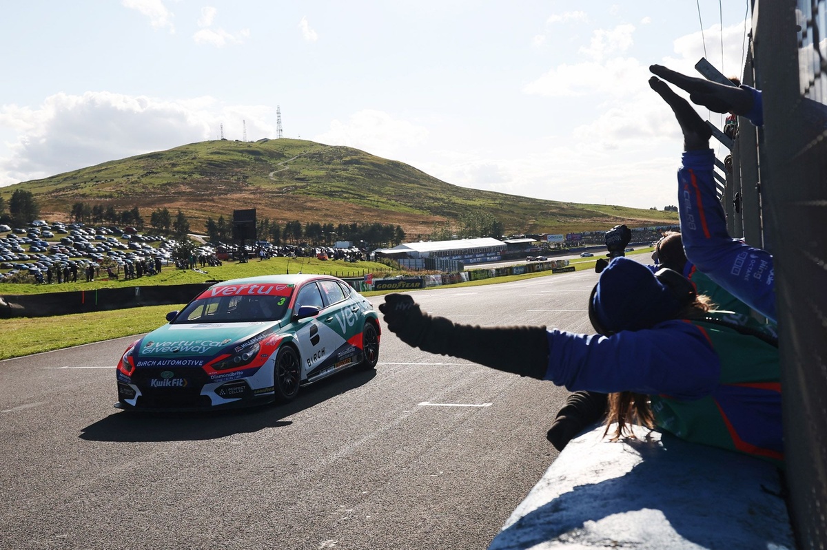 BTCC stalwart Chilton announces retirement