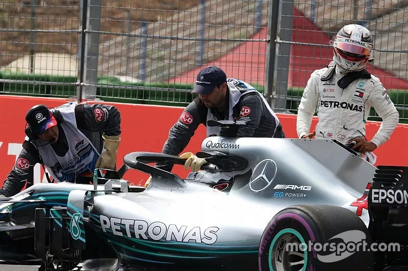 Lewis Hamilton, Mercedes-AMG F1 W09, se detiene en pista